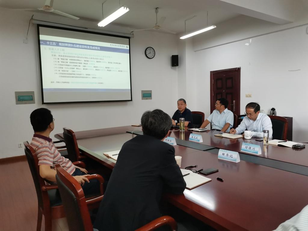 电子学院院长付保川汇报了学院师资队伍基本情况,重点介绍了在"十三五