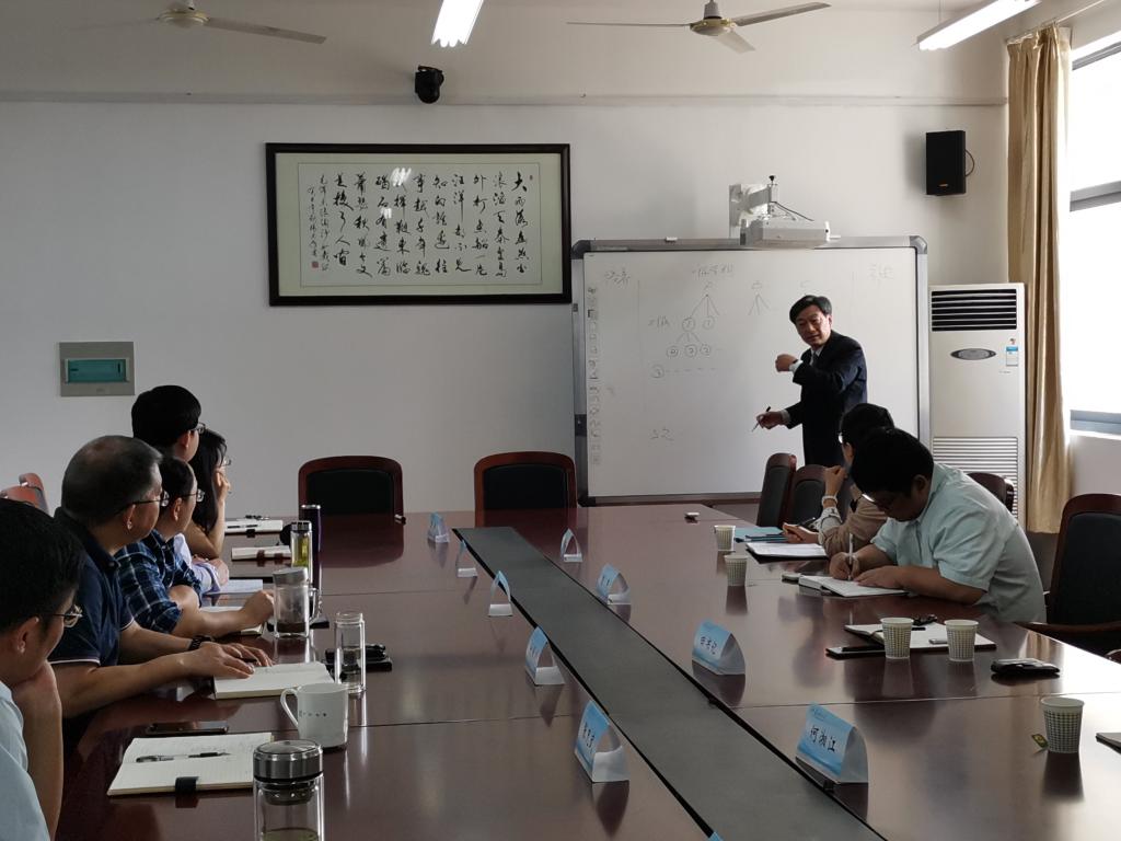 电子学院院长付保川汇报了学院师资队伍基本情况,重点介绍了在"十三五