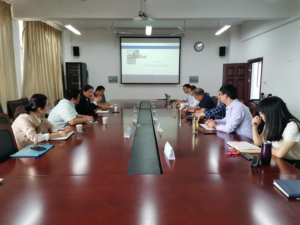 电子学院院长付保川汇报了学院师资队伍基本情况,重点介绍了在"十三五